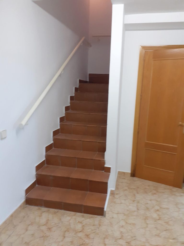 escalera reformada y pintada