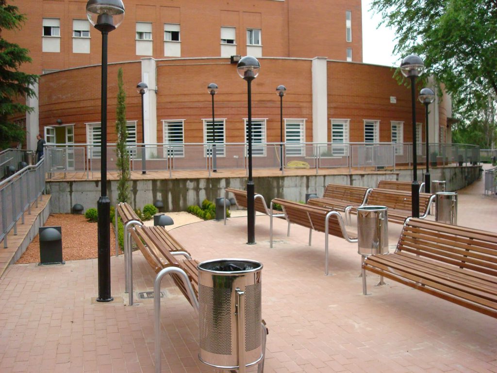 exterior edificio dotacional con bancos y zona común