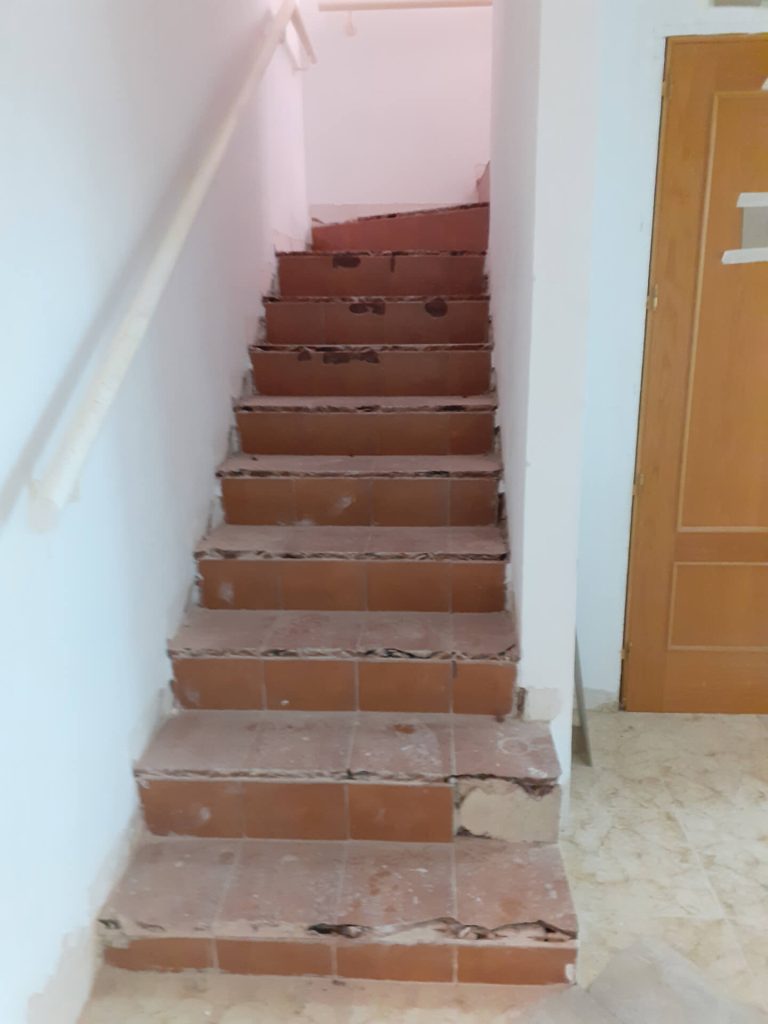 escalera dañada antes de la reforma