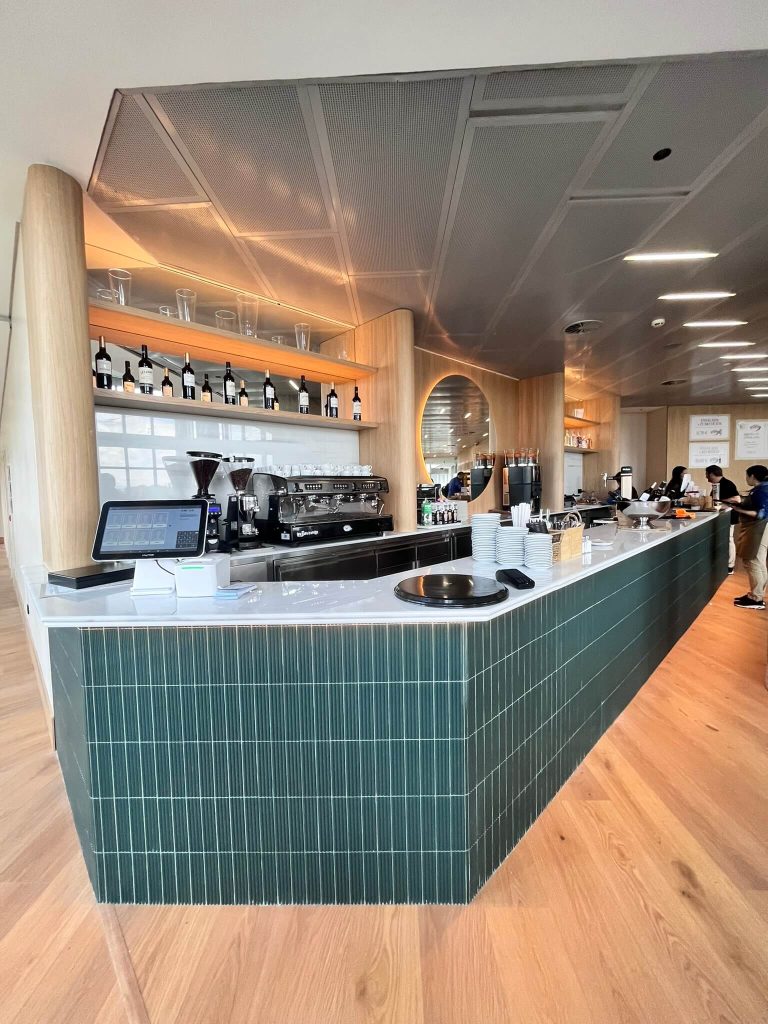 barra de restaurante cafetería reformada en torre emperador